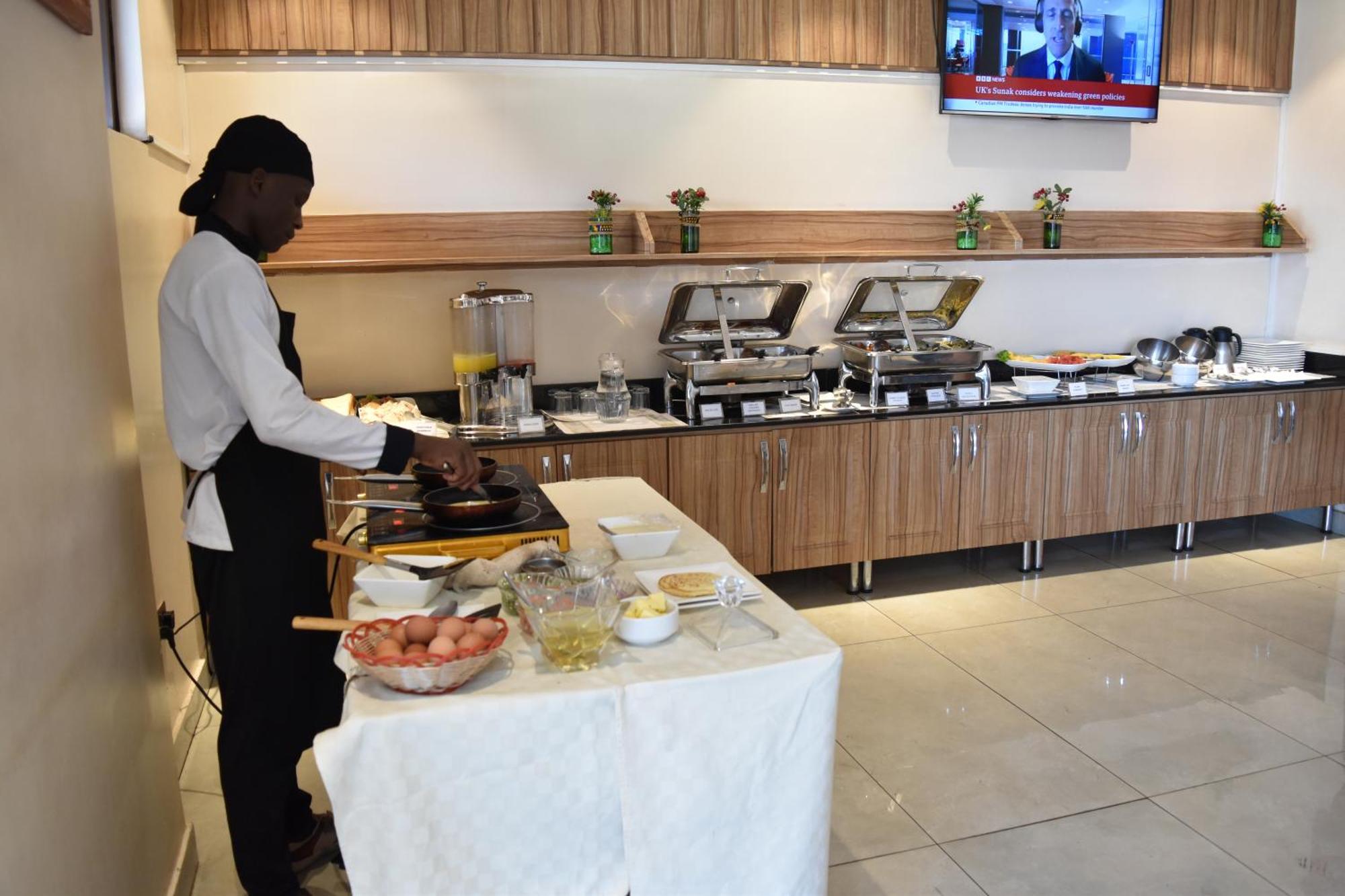 Millennium Terrace Hotel Кампала Екстериор снимка
